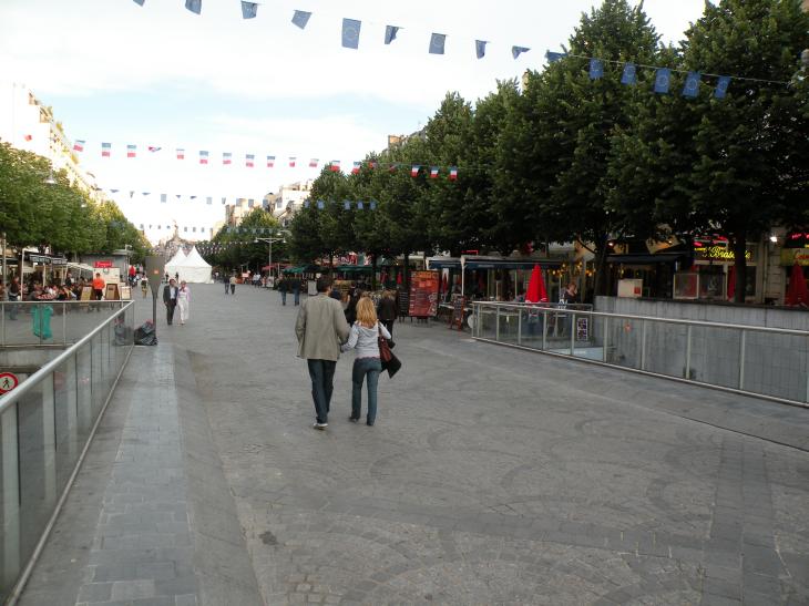  la place Drouet, à l'heure du dîner